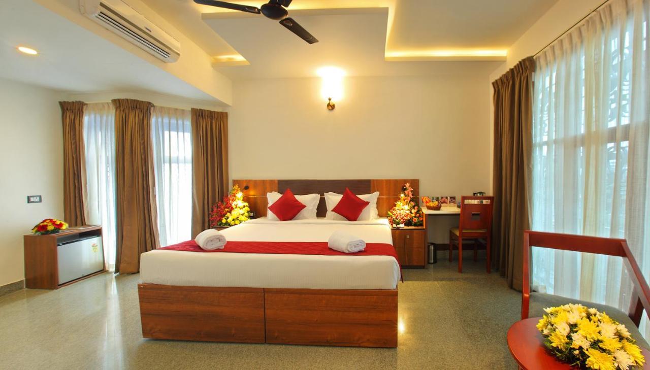 Hotel Thamburu International Thiruvananthapuram Exteriör bild